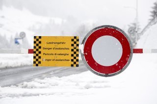 Deux routes ont été fermées dans la vallée de Saas en raison du risque d'avalanche (archives). KEYSTONE/URS FLUEELER